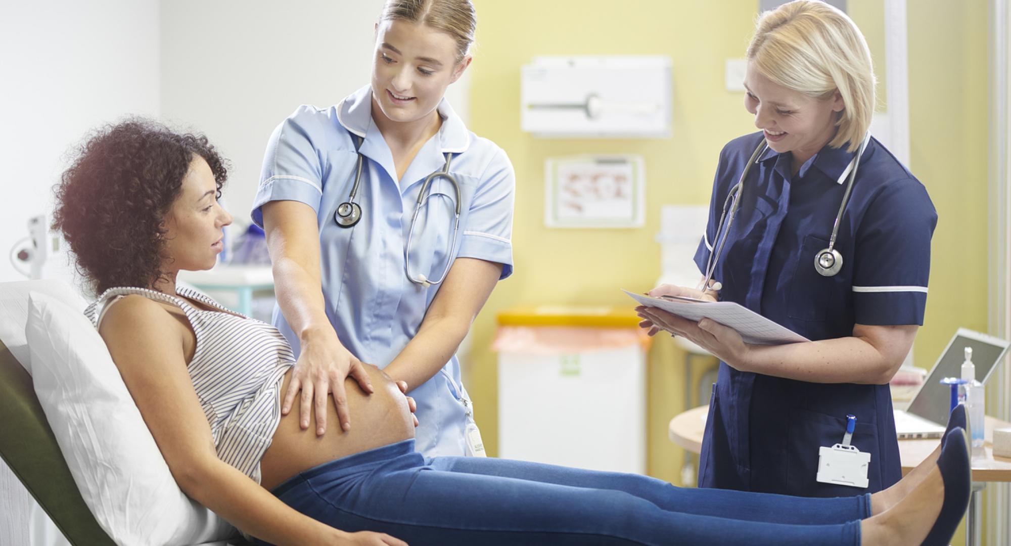 Pregnant woman with nurses
